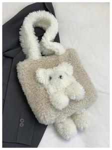 Détail de la texture en fausse fourrure douce et du charmant ours 3D sur le sac peluche