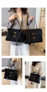 Vue détaillée du sac cabas noir avec fermoir doré et bandoulière réglable pratique
