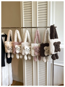 Plusieurs sacs cabas en peluche avec oursons suspendus dans un décor intérieur doux