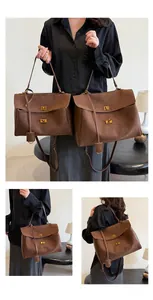 Comparaison de taille de sacs cabas en nubuck marron avec fermoirs rotatifs en métal doré