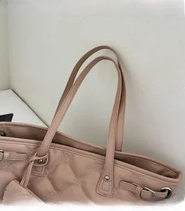 Détails du sac fourre-tout matelassé avec broderie étoile et bandoulières rivetées