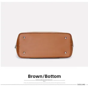 Détail du fond d'un sac cabas marron avec quatre pieds de protection en métal