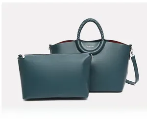 Détail du sac cabas vert foncé avec pochette assortie et poignée tressée élégante
