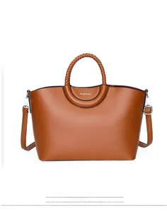 Détails du cabas en cuir grainé marron avec poignées tressées et bandoulière amovible