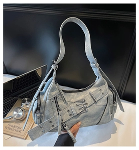 Détails macro du sac punk Y2K en toile délavée avec fermetures éclair et rivets en métal