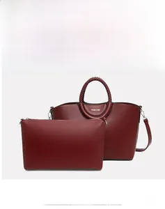 Vue détaillée de l'ensemble sac cabas bordeaux avec poignées tressées et pochette zippée