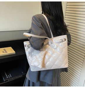 Détail du grand sac cabas matelassé blanc avec gaufrage floral et boucle en métal argenté