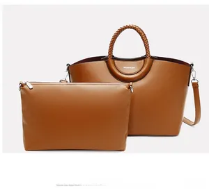 Détail du sac cabas marron caramel avec texture en cuir grainé et anses tressées
