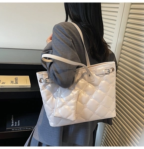 Détail du grand sac cabas blanc matelassé avec broderie florale et porte-monnaie assorti