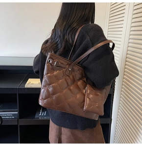 Détails du cabas en cuir matelassé marron foncé avec motif losange et petite pochette