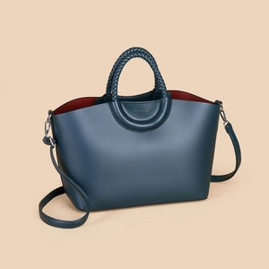 Sac fourre-tout bleu sarcelle en similicuir avec poignées tressées et intérieur rouge