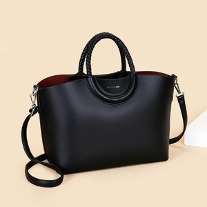 Sac cabas en cuir grainé noir avec poignées tressées et doublure intérieure rouge
