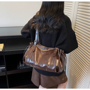 Grand sac fourre-tout marron foncé brillant avec détails coulissants et boucle en métal