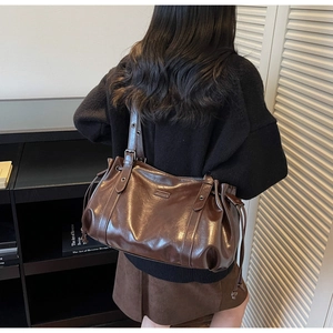 Détail du sac cabas en similicuir marron avec texture cirée et fermeture à cordon coulissant