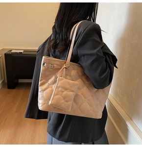 Détail du sac cabas matelassé beige avec surpiqûres fleuries et petit porte-monnaie