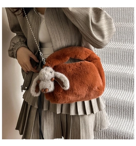 Détail du sac en peluche caramel avec bandoulière chaîne et porte-clés lapin