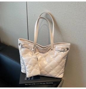 Détail du sac cabas matelassé beige avec broderie florale et petite pochette assortie