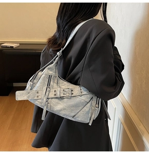 Détail du sac de moto en similicuir bleu clair avec boucles et fermetures éclair