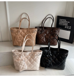 Détail de sacs cabas matelassés en quatre couleurs avec porte-monnaie assortis et logo