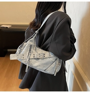 Détail du sac bandoulière rétro rock bleu avec fermetures éclair et boucles métalliques