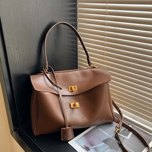 Sac fourre-tout en cuir marron avec double fermoir rotatif et bandoulière ajustable