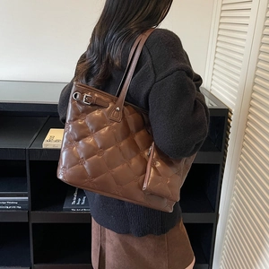 Grand sac cabas marron matelassé en cuir avec pochette amovible et bandoulière réglable