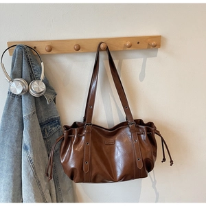Détail d'un sac cabas en cuir PU marron avec texture cordon et doubles bandoulières