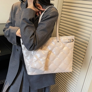 Sac fourre-tout matelassé blanc avec mini pochette assortie et boucles métalliques