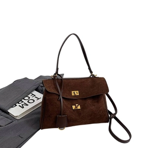 Sac fourre-tout en daim marron foncé avec fermoir doré et bandoulière amovible élégante