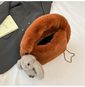 Détail du sac à main en peluche marron doux avec charme de lapin gris et chaîne