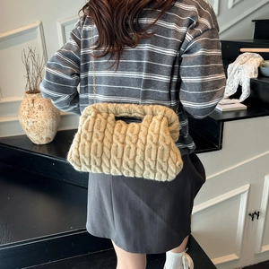 Knitted crossbody cloud bag with chunky cable pattern and elegant gold chain strap