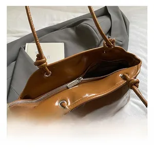 Détails de l'intérieur du sac en cuir marron avec fermeture éclair et œillets en métal