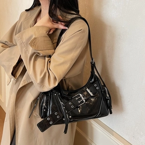 Sac fourre-tout tendance en similicuir noir style motard avec boucles et longues franges