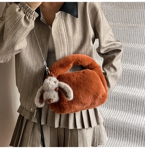 Détail du sac à chaîne en peluche caramel avec charm lapin mignon et texture en fourrure