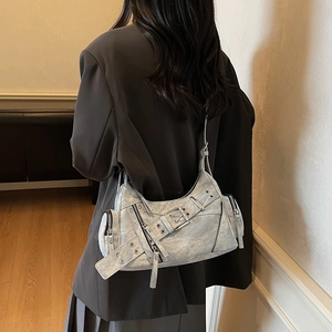 Sac croissant en denim gris clair chic avec détails vintage de style moto argentés