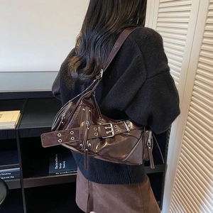 Sac cabas en cuir verni marron foncé avec boucles métalliques et fermetures éclair