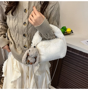 Détail du sac à main en peluche avec chaîne métallique et pendentif lapin mignon