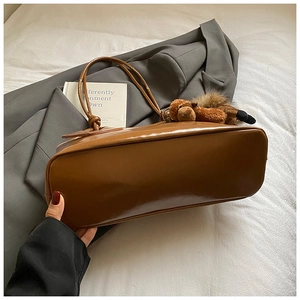 Sac fourre-tout en similicuir marron brillant avec pendentif en peluche pour le bureau