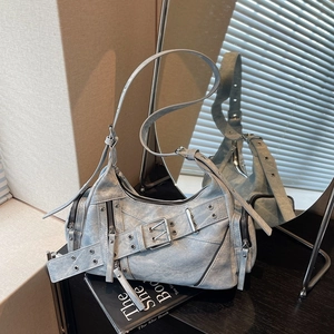 Sac fourre-tout tendance en texture denim bleu clair avec fermetures éclair et rivets