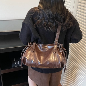 Sac sous le bras rétro marron foncé en cuir brillant avec cordon et bandoulière réglable