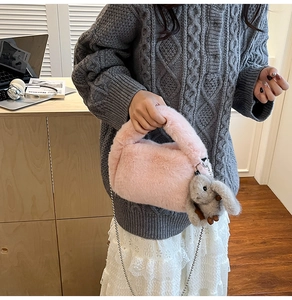 Vue détaillée du sac bandoulière rose en peluche avec pendentif lapin et chaîne