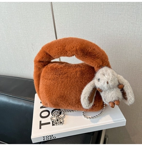 Détail de la texture peluche marron avec charm lapin et bandoulière en chaîne à billes argent