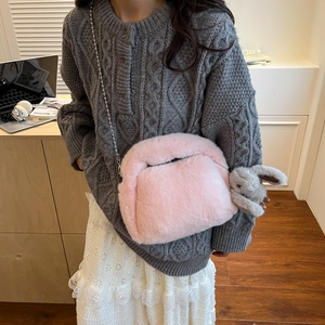 Sac à bandoulière en peluche rose pour femme avec breloque lapin et chaîne métallique