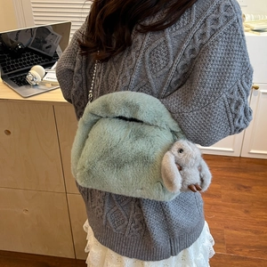 Sac à main nuage en peluche vert menthe avec pendentif lapin et bandoulière chaîne