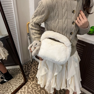 Sac à main chic en fausse fourrure blanche avec chaîne et breloque lapin mignon