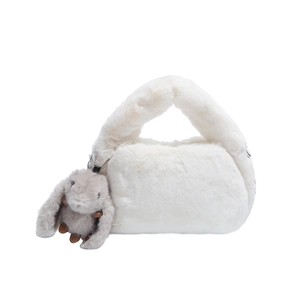 Sac à main blanc en peluche avec pendentif lapin gris et bandoulière en chaîne élégante