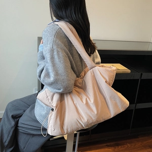 Sac fourre-tout matelassé rose clair minimaliste avec design rembourré et large bandoulière
