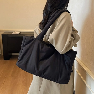 Grand sac fourre-tout matelassé noir chic en nylon avec bandoulière large et style moderne