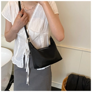 Détail du sac croissant plissé noir avec rayures verticales et fermeture à glissière