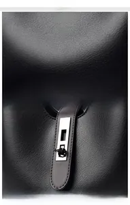 Détail du cuir noir grainé résistant et du fermoir rectangulaire en métal argenté